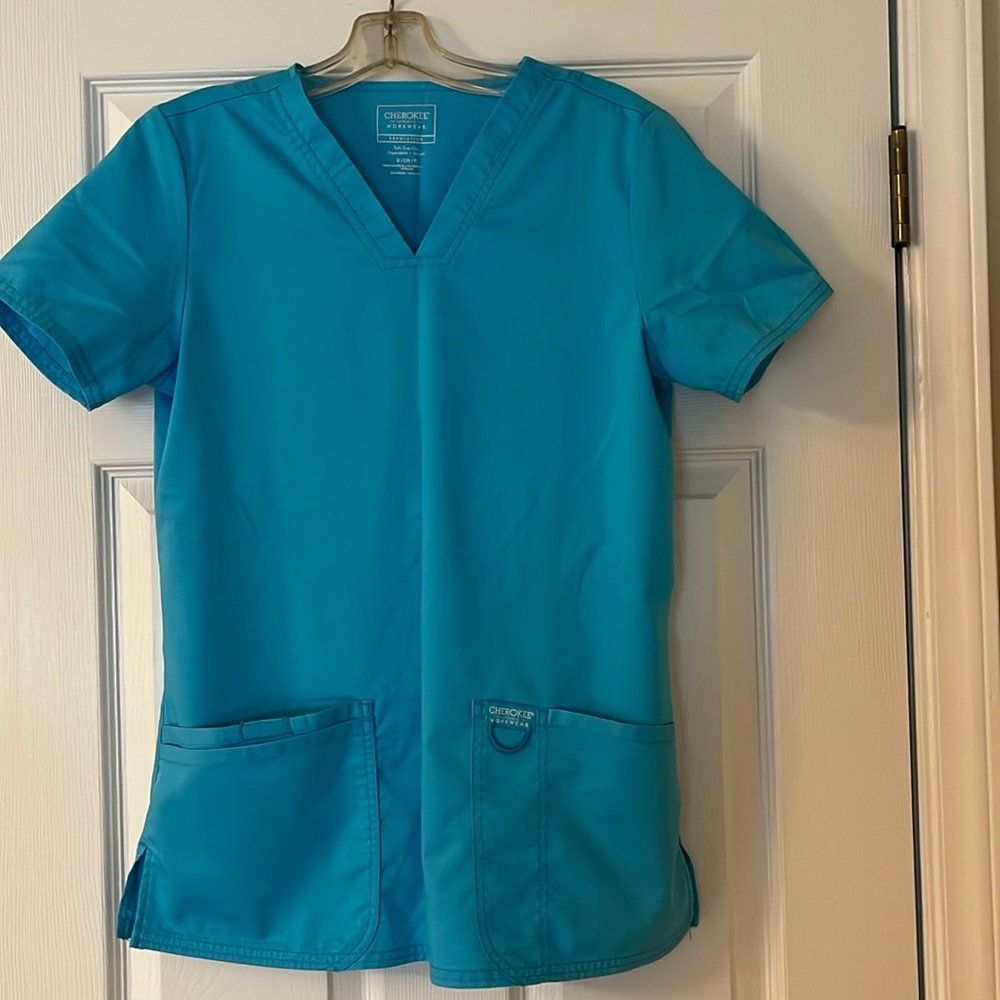 Cherokee workwear revolution scrubs top. Style WW620 Turquoise. Size, small